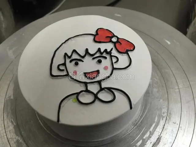 用巧克力线膏画出边框线条.蝴蝶结用草莓酱填充.脸上腮红也是