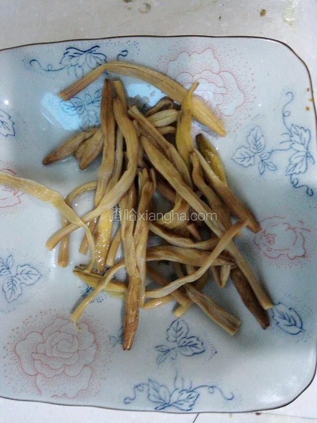 干黄花菜泡发软，去根