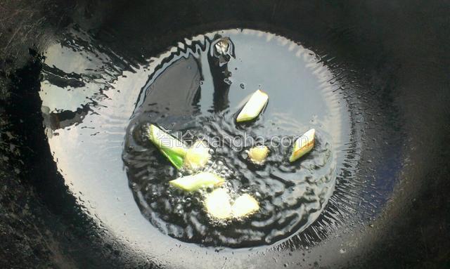 炒锅到少许油，放葱蒜爆香