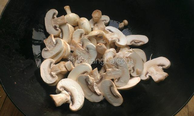 下入蘑菇片编炒