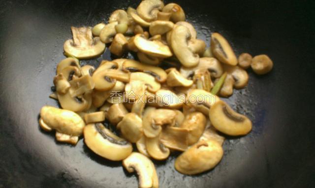 放一点水，生抽，盐继续翻炒至蘑菇变软