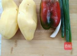 辣椒炒土豆片的做法图解1
