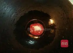 Illustration of how to wrap yam in tomato sauce 7