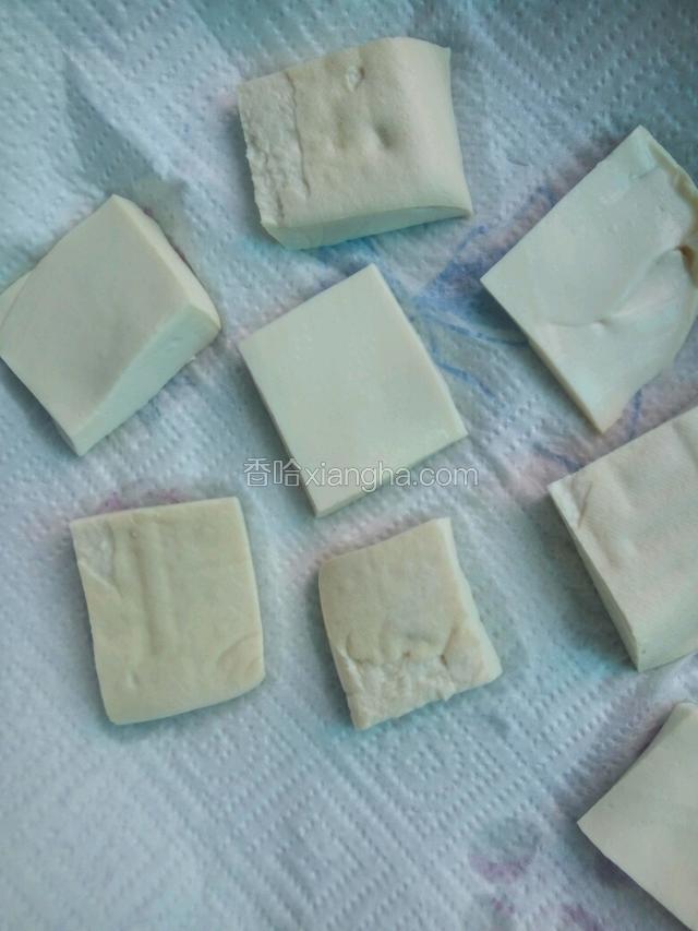切块，用厨房纸吸水。
