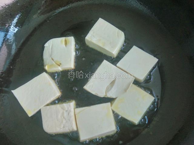 锅里加入比炒菜多一些的油，开始间透。