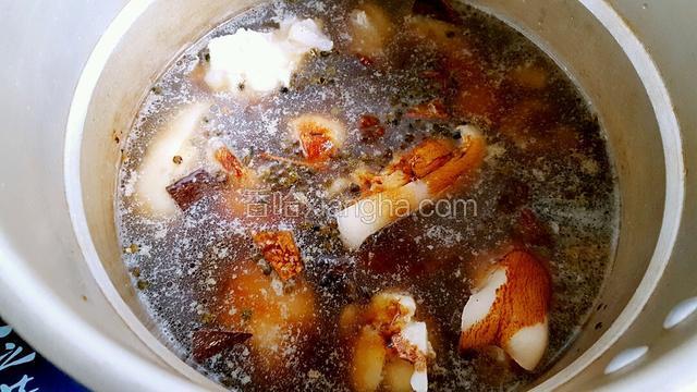 高压锅内加入味达美，老抽，生抽，八角，香叶，料酒和少许白糖！开锅煮20分钟！