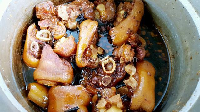 这是煮好的猪脚，感觉颜色和味道还可以就不用再煮啦！猪蹄大小不一样所以时间要根据大小来决定奥！