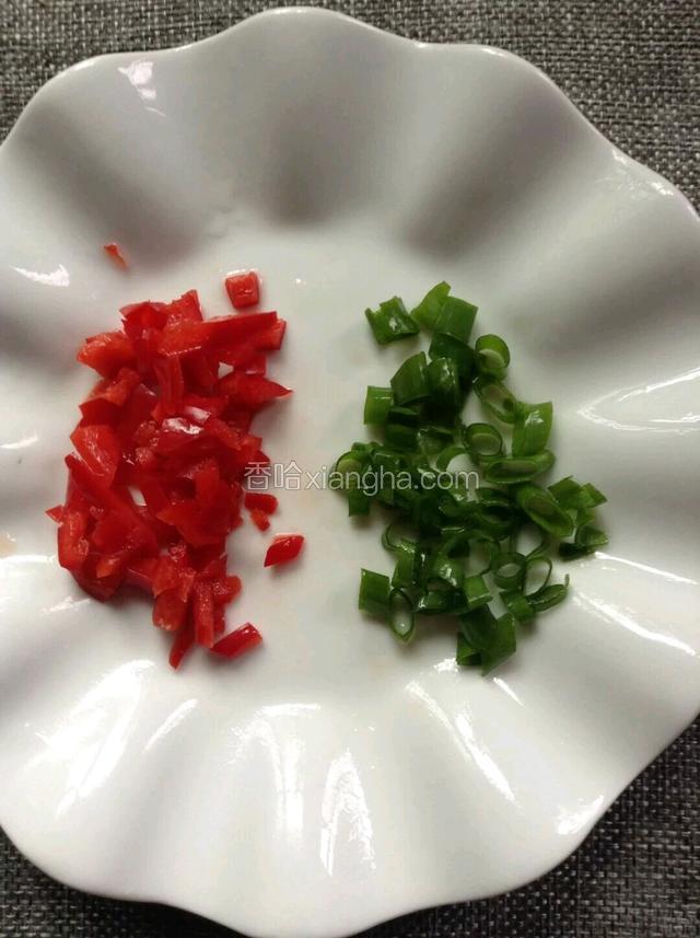 葱和红椒各切末。