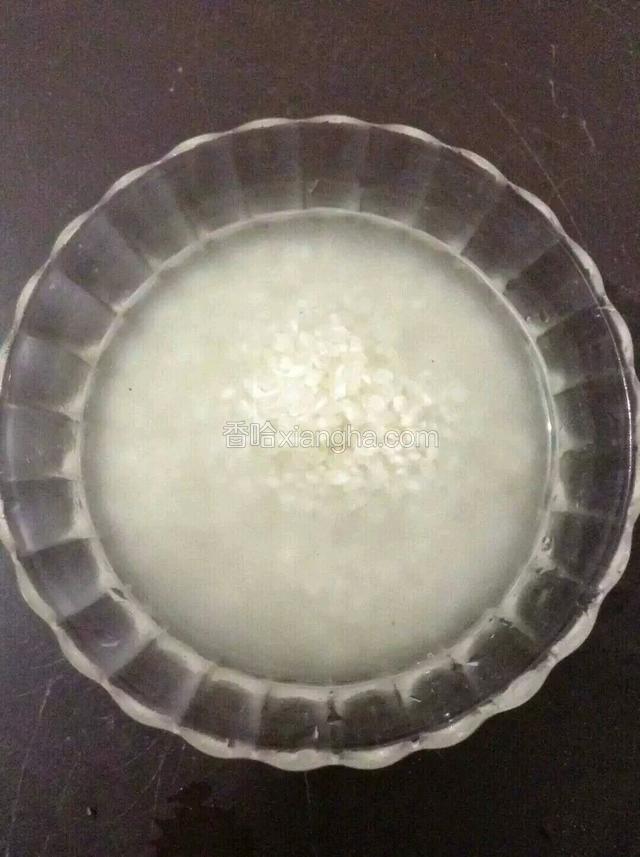 大米提前浸泡一个小时。