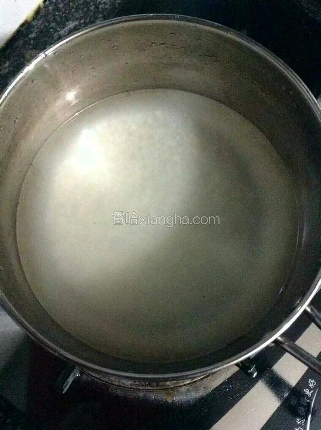 大米放入锅中，加足水大火煮开转小火煮一个小时。
