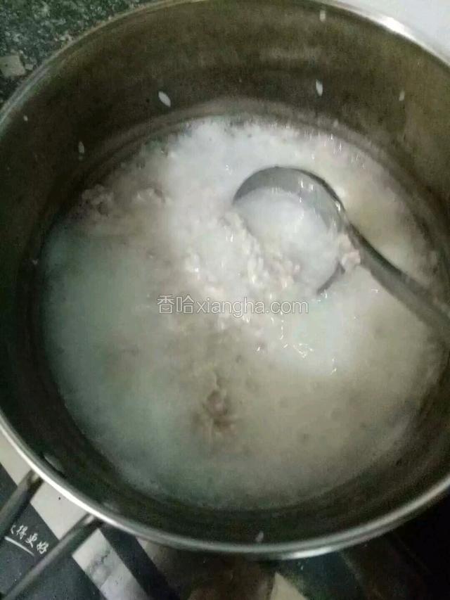 粥已经很粘稠了，此时加入肉末。