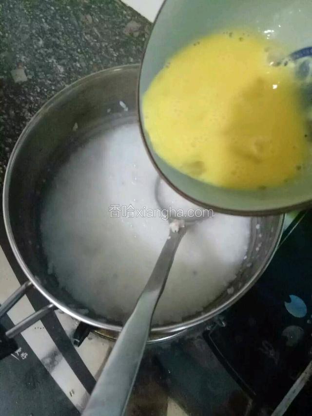 鸡蛋打散淋入粥中，迅速搅拌。