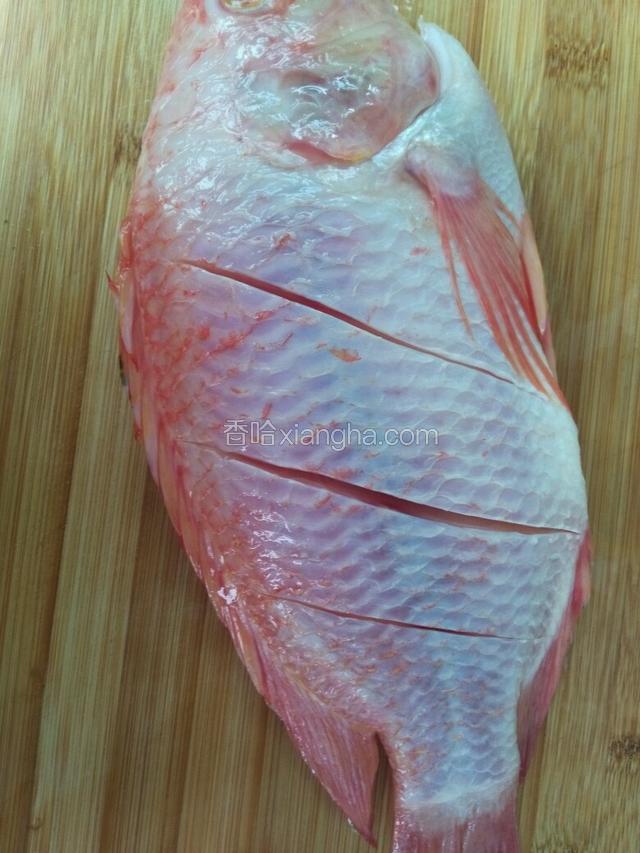 彩云雕洗净，两边各划三刀