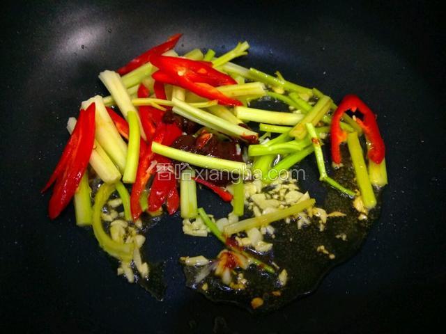 放芹菜杆，红辣椒，辣椒酱入锅翻炒