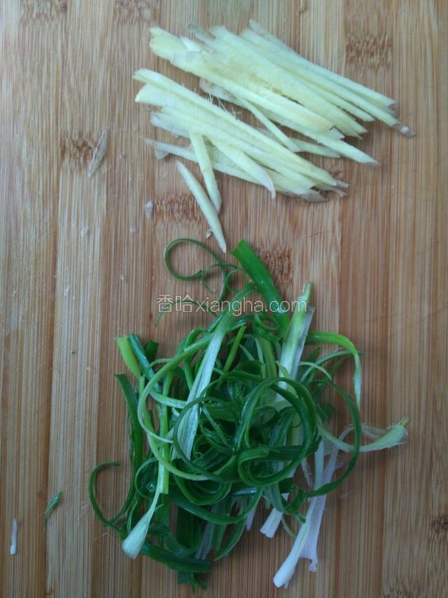 姜切丝，小葱撕成细丝