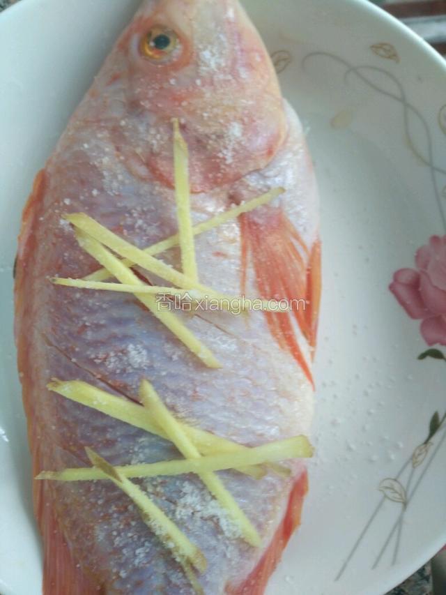 在如图撒上姜丝和盐