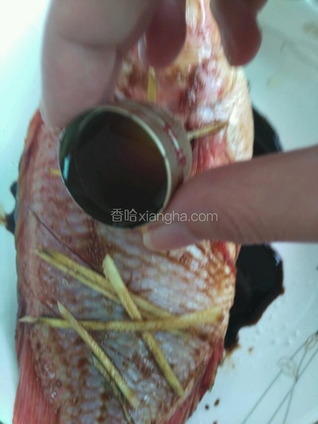 淋上蒸鱼豉油，料酒