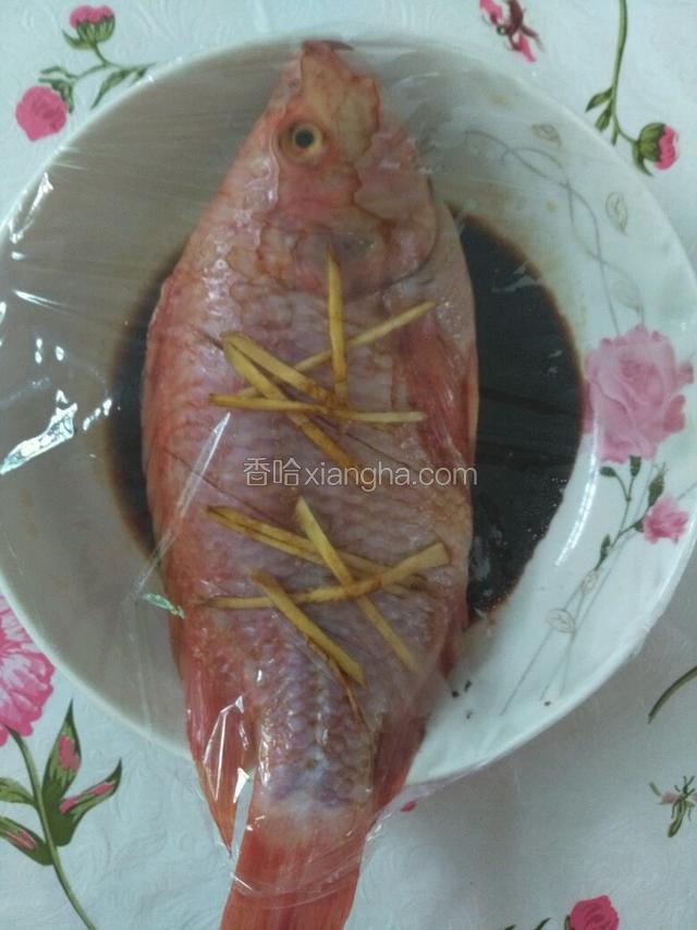 包上保鲜膜，防止蒸的时候水蒸汽跑进去