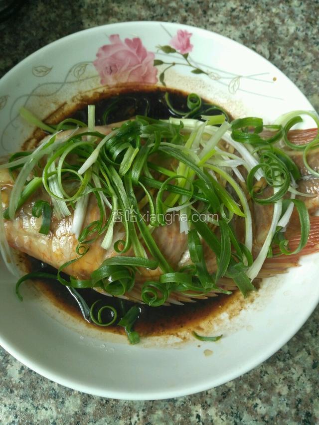 取出，撕去保鲜膜，撒上葱丝