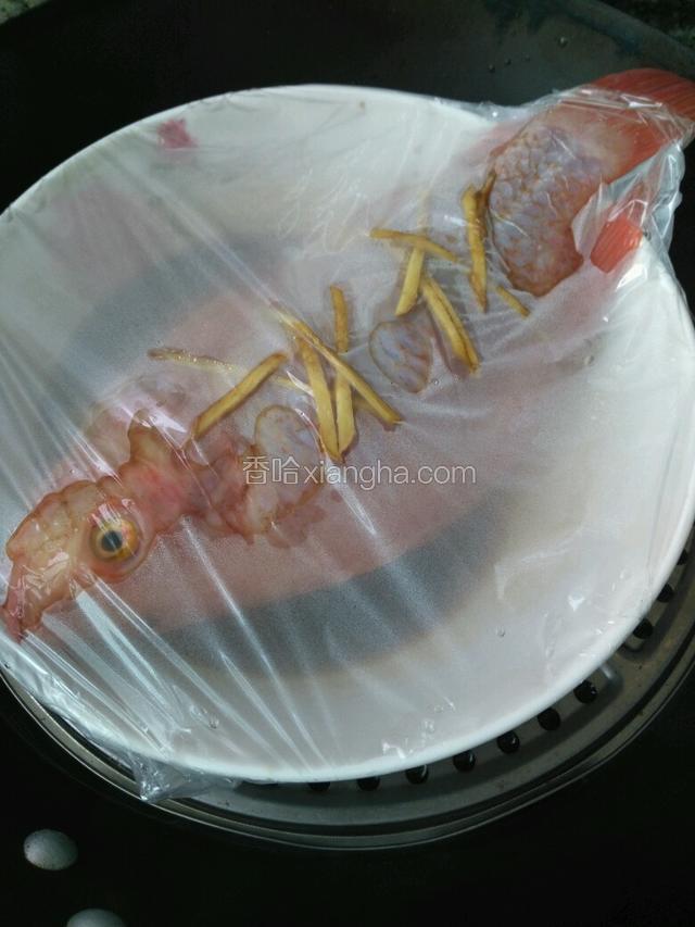 锅内水烧沸，放入彩云雕蒸15分钟左右