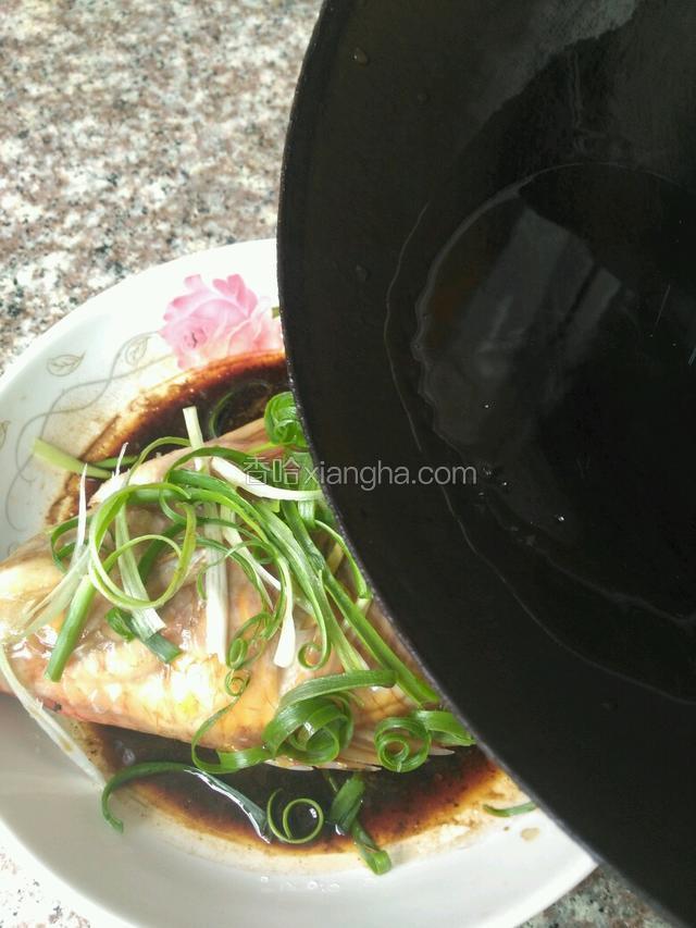 锅内油烧热，淋在彩云雕上即可