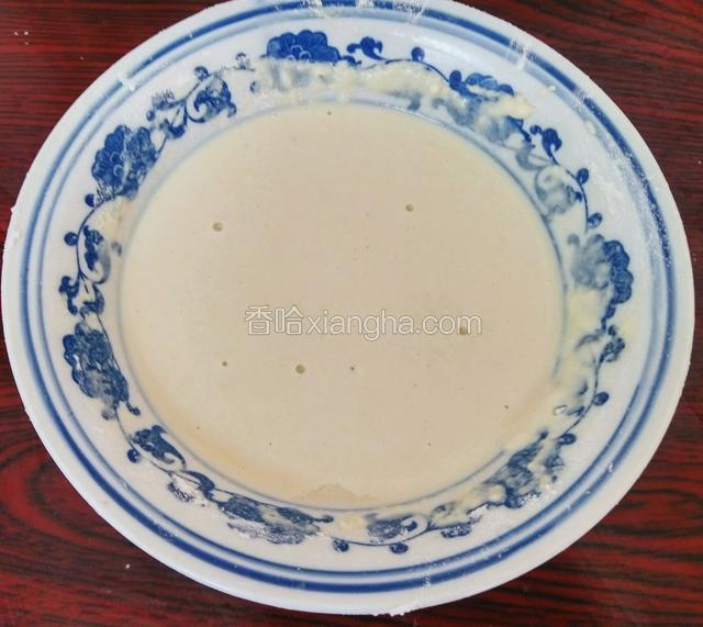 分次加水搅拌成面糊