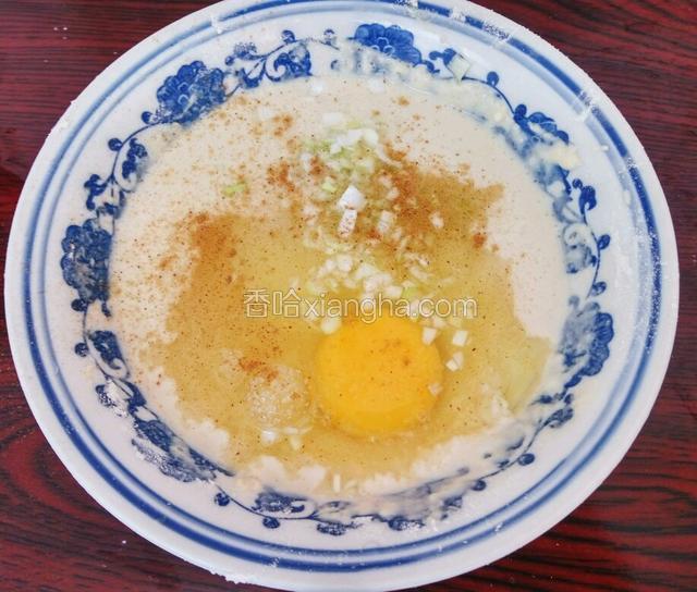 在里面再加入盐，十三香，葱花和1个鸡蛋，搅拌均匀