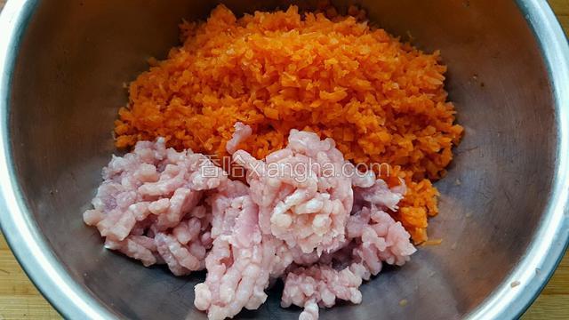 加入五花肉馅子