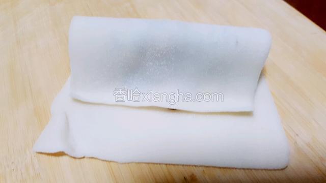 饺子皮包上馅子如图折一下