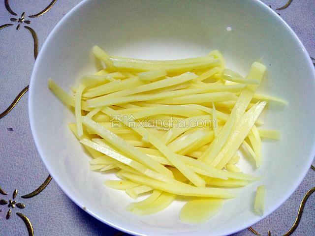 将土豆洗干净，去皮用刀切成丝。
