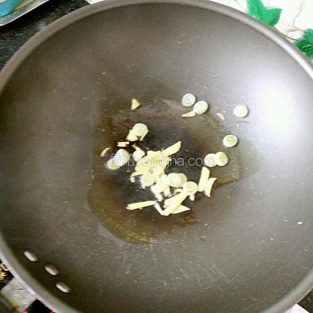 锅中放油烧热放葱姜爆香锅。