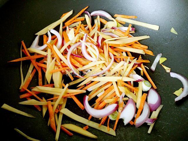 然后放入三种菜丝翻炒。