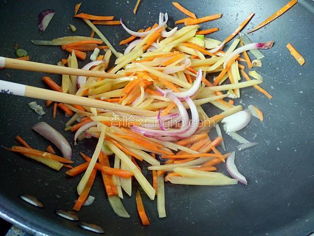 炒两分钟加入一小勺水，然后炒到菜黏黏的时候，放盐加味精继续翻炒一分钟左右。