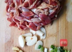 泡椒炒鸡胗的做法图解2