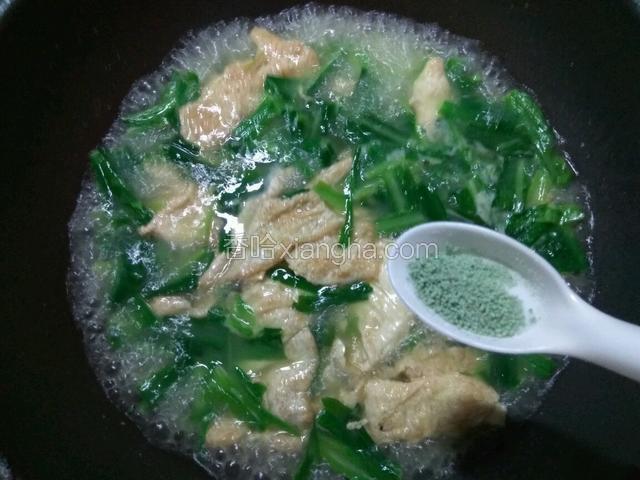 再放入少许鸡精，搅拌均匀，即可关火。