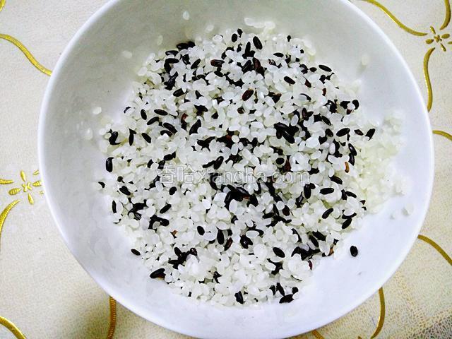 黑米和大米混合淘洗干净，放电压力锅煮熟