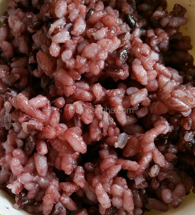煮熟的黑米饭，盛入碗中备用。