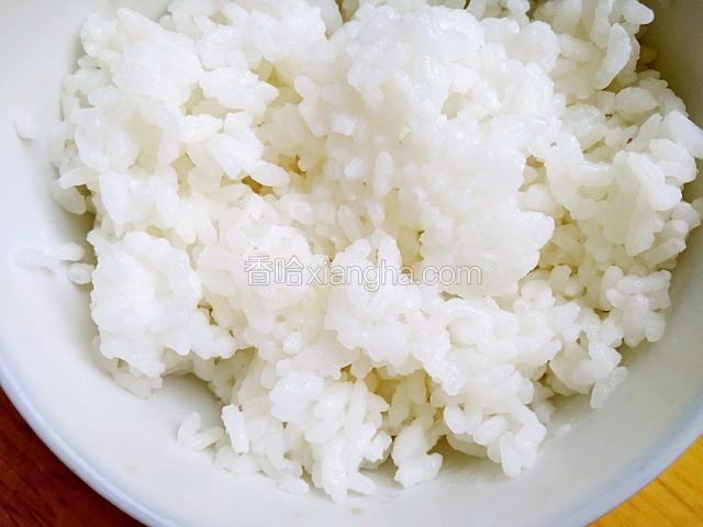 准备一份煮好的白米饭。