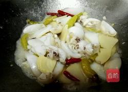 酸笋泡椒炒墨鱼仔的做法图解4
