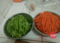 青椒胡萝卜炒肉的做法图解1