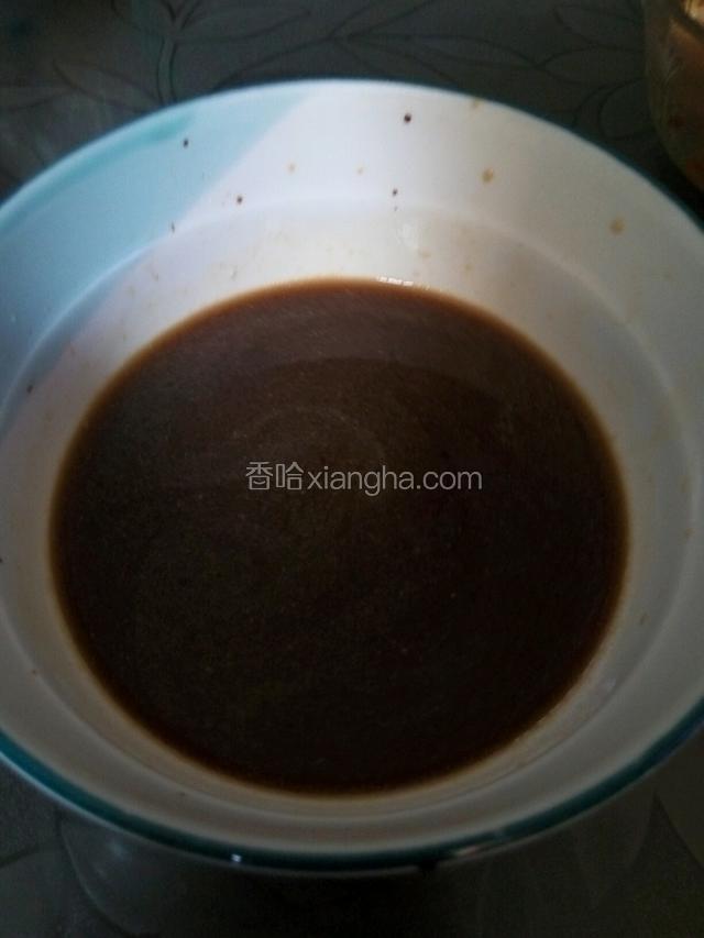 另一个碗内放入适量清水，老抽，醋，白糖，盐，鸡精，生粉搅拌成适合自己口味的调味料汁
