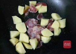 腊肉土豆糯米饭的做法图解2