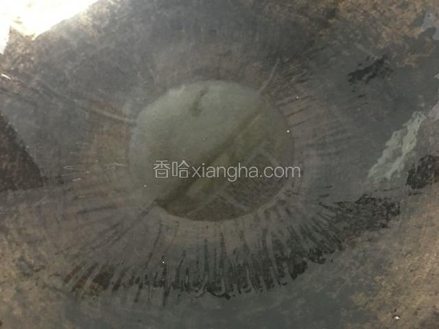 油锅倒入适量食用油加热；