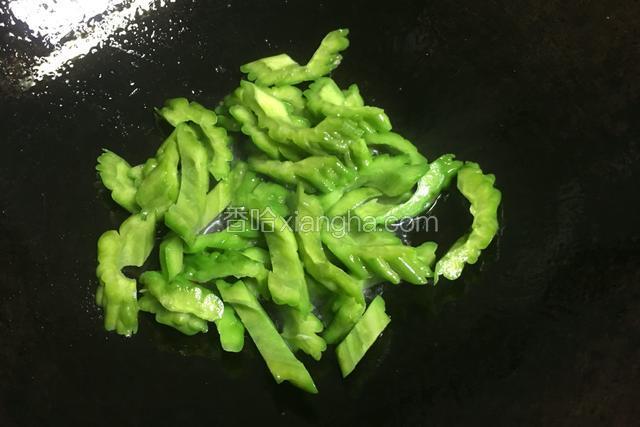 苦瓜入锅煸炒；