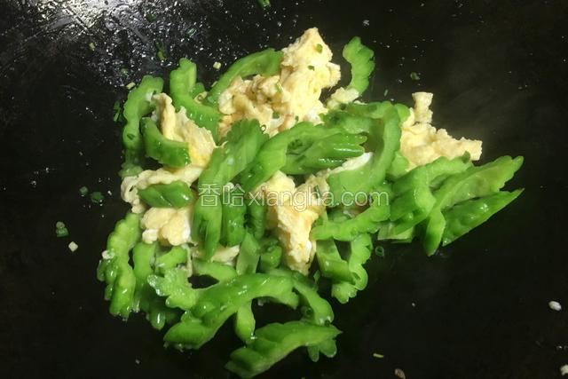 加适量盐，撒上葱花翻炒出锅装盘；