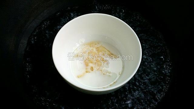 把泡软的吉利丁片隔水融化，取出晾温。