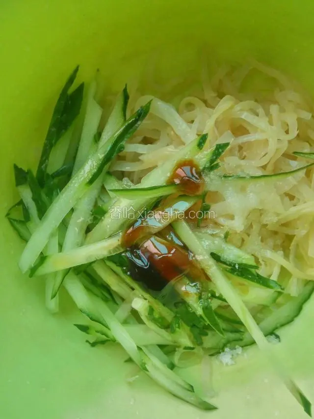 加入白糖味精，蚝油，香醋，香油，搅拌均匀。