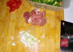 土豆片西红柿炒辣椒的做法图解2