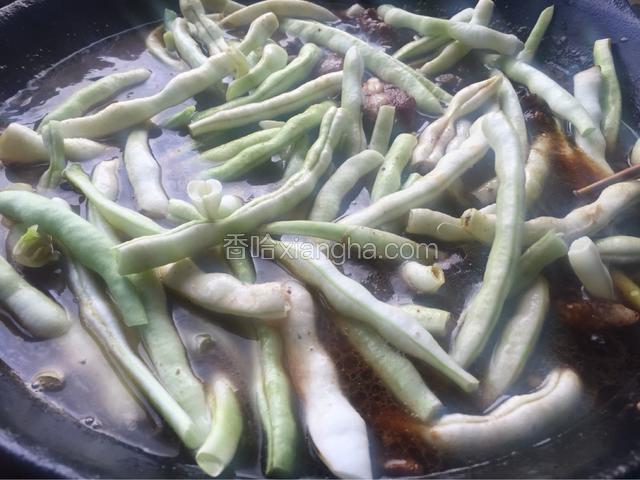 放入豆角，将豆角按到汤汁里面，大火烧开