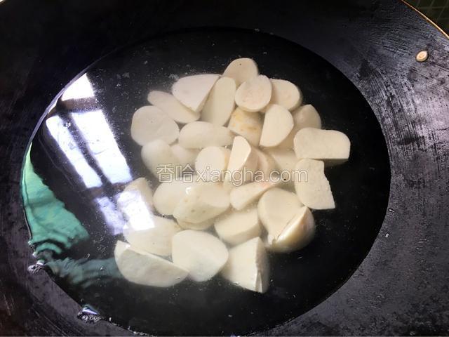 锅中放入适量水放入芋头去煮